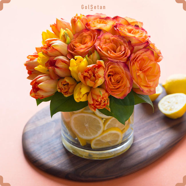 دسته گل لاله در گلدان با میوه