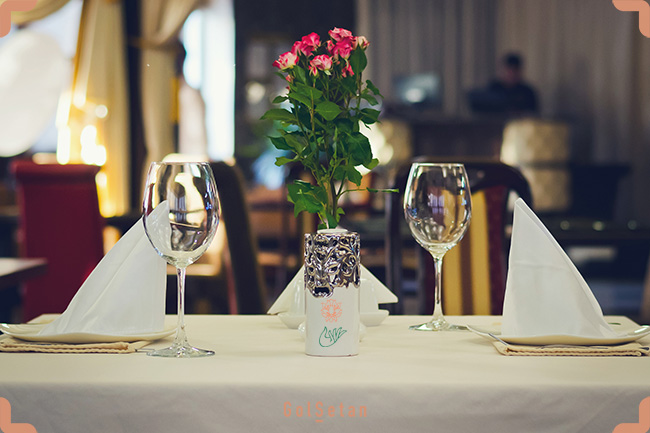 میز رستوران رمانتیگ با گل رز