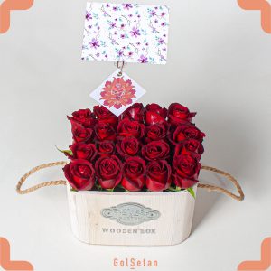 گل رز قرمز در جعبه چوبی