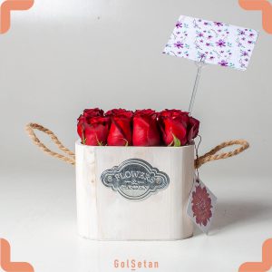 جعبه گل رز قرمز چوبی دسته دار