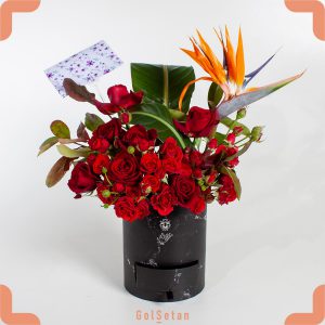 باکس گل با ماکارون های خوشمزه