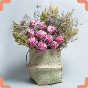 باکس گل رز صورتی و عروس زیبا و شیک