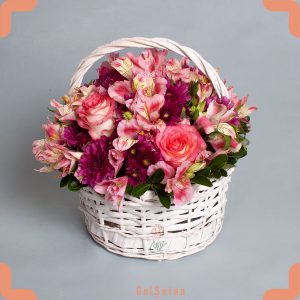 سبد گل رز و داوودی بنفش و آسترومریا صورتی