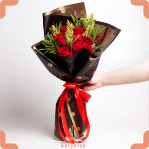دسته گل رز با روبان قرمز زیبا و عاشقانه