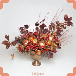 جام گل رز قرمز و میوه های پاییزی