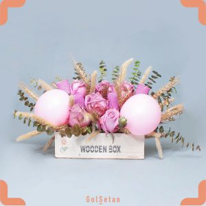 گل رز و بادکنک هدیه ای با رنگ های شاد