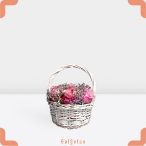 سبد گل رز و عروس با رنگ های ملایم و شاد