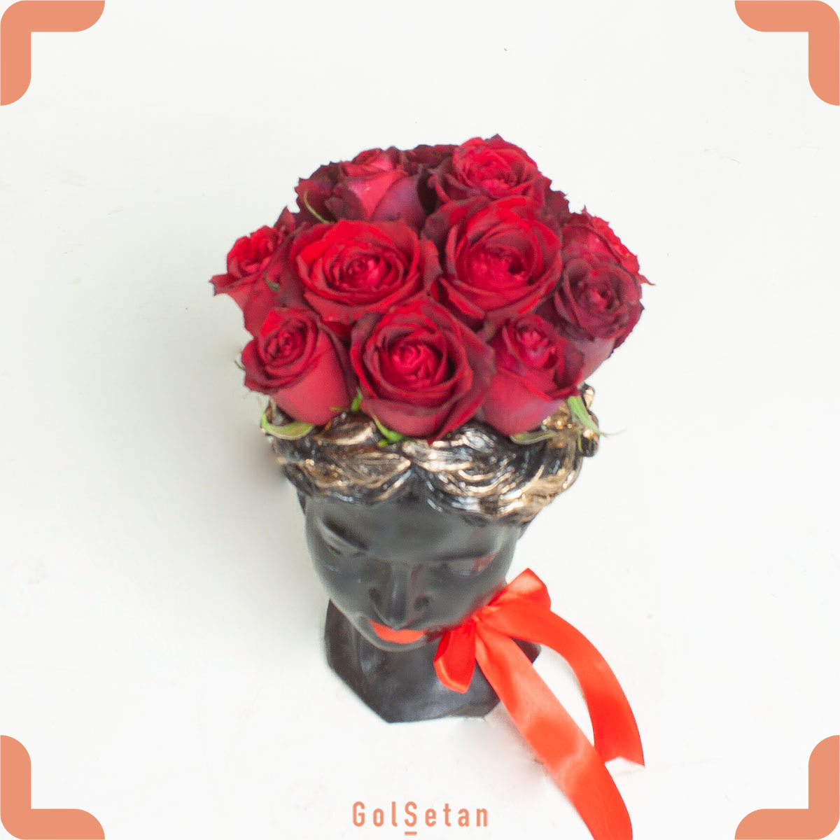 roses-black-statue گل رز در تندیس مشکی