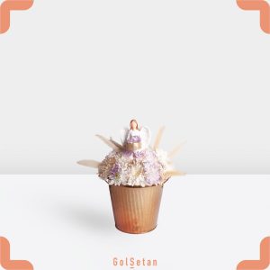 باکس داوودی سفید و مجسمه در گلدان مسی