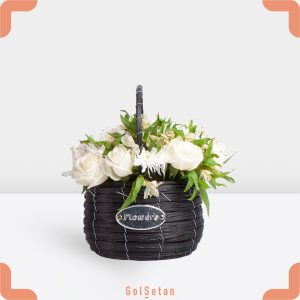 سبد رز سفید و آلسترومریا در باکس مشکی