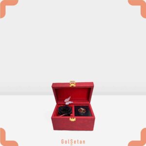 رز جاودان در جعبه موزیکال در جعبه قرمز