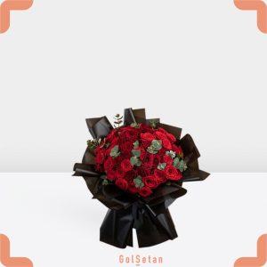 دسته گل رز قرمز کاغذ مشکی شیک